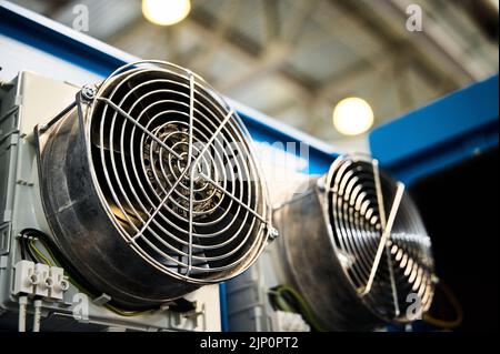 Condizionatori d'aria su moduli elettronici presso l'impianto di produzione Foto Stock