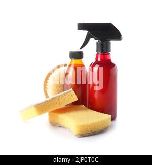 Spugne per uso domestico e flaconi con detergente su fondo bianco Foto Stock
