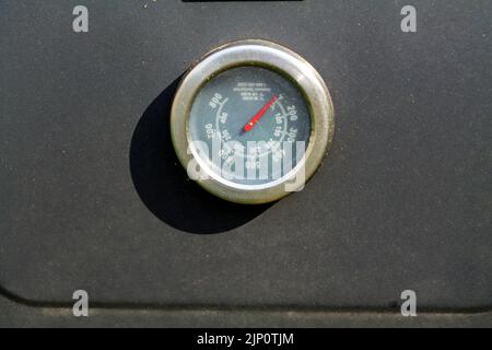 Griglia con termometro. Primo piano Foto Stock
