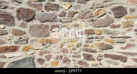 Vecchia parete di pietra naturale in un edificio storico a Magdeburgo in Germania Foto Stock