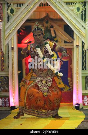 Colombo, Sri Lanka. 14th ago, 2022. Un ballerino tradizionale dello Sri Lanka esegue la danza paththini durante la tradizionale cerimonia rituale 'Gammaduwaa' a Nawagamuwa vicino Colombo il 13 agosto 2022. Tra gli yatukarma presenti nelle zone di bassa campagna dello Sri Lanka, il Gammaduwa Shanthikarma è uno yatukarma importante per la prevenzione delle malattie e della fertilità dei singalesi. Gammaduwa Shanthikarma ha iniziato nella zona di Ruwanwella come 'Devol Maduwa' per un mestiere di prevenzione delle malattie. È diventato il principale Shanthikarma della tradizione di danza bassa paese, costituito dalle tre principali tradizioni di danza di Mata Foto Stock