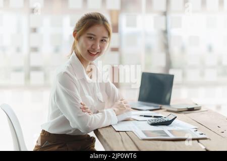 Bella giovane donna asiatica d'affari in ufficio Foto Stock