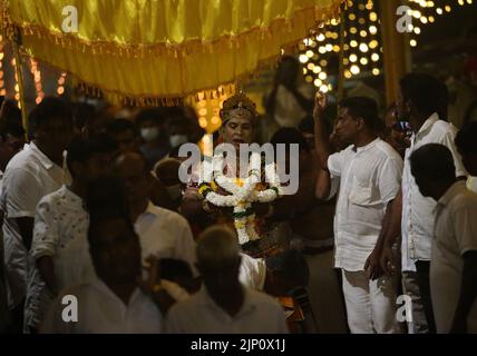 Colombo, Sri Lanka. 14th ago, 2022. Un ballerino tradizionale dello Sri Lanka esegue la danza paththini durante la tradizionale cerimonia rituale 'Gammaduwaa' a Nawagamuwa vicino Colombo il 13 agosto 2022. Tra gli yatukarma presenti nelle zone di bassa campagna dello Sri Lanka, il Gammaduwa Shanthikarma è uno yatukarma importante per la prevenzione delle malattie e della fertilità dei singalesi. Gammaduwa Shanthikarma ha iniziato nella zona di Ruwanwella come 'Devol Maduwa' per un mestiere di prevenzione delle malattie. È diventato il principale Shanthikarma della tradizione di danza bassa paese, costituito dalle tre principali tradizioni di danza di Mata Foto Stock