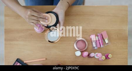 Donna usando cosmetic e provi a fare in su dopo il suo vlogger Foto Stock