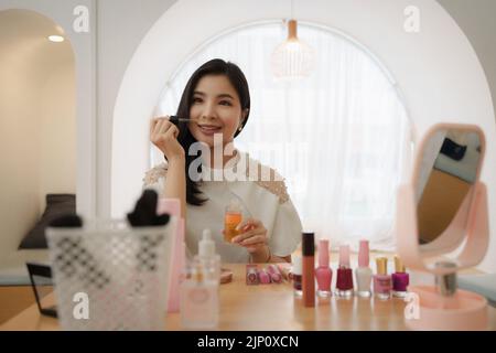 Teenager usando cosmetic e provi a fare il suo vlogger Foto Stock