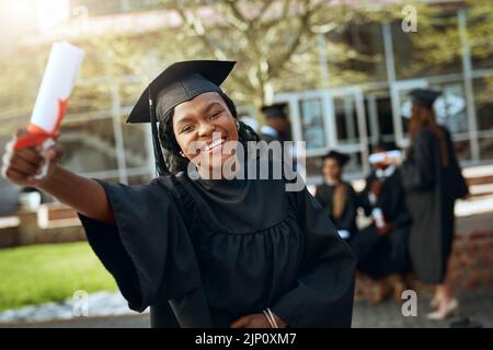 Im certificato Hire me. Ritratto di una giovane donna felice in possesso di un diploma il giorno della laurea. Foto Stock