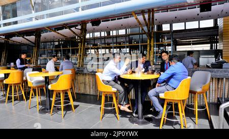 Bangalore,Karnataka,India-Giugno 18 2022: Alchimia del Chancery Pavilion Hotel, il miglior bar sul tetto con posti a sedere interni ed esterni. Gemma nascosta a risiedere Foto Stock