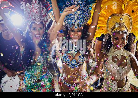 Vieni a festeggiare con noi. Ritratto di ballerini di samba che si esibiscono in un carnevale. Foto Stock