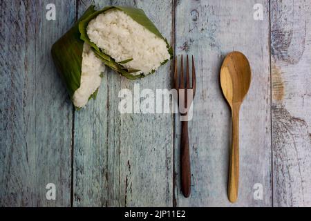 Nasi timbel indonesiano o riso bianco al vapore avvolto in foglia di banana Foto Stock