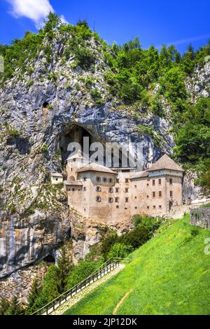 Castello di Predjama, Slovenia. Famoso 12th ° secolo, il più grande castello grotta del mondo, naturale sloveno viaggio dietro Postojna. Foto Stock