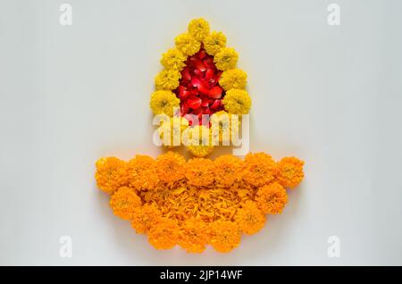 Rangoli decorativi di fiori e petali di rosa per la festa di Diwali su sfondo bianco. Foto Stock