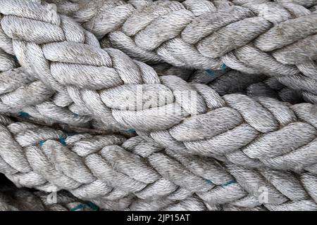 Bobine di corda per impieghi pesanti con plateau utilizzate nell'industria marina, Northumberland, Regno Unito Foto Stock