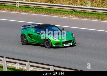 2020 green, Lotus Elise CUP 250, auto sportiva a due posti; viaggiando sull'autostrada M6, Manchester, Regno Unito Foto Stock