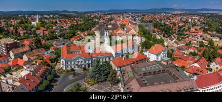 Veszprem, Ungheria - veduta aerea panoramica del quartiere del castello di Veszprem con edifici medievali in piazza Ovaros e la torre antincendio su un luminoso Foto Stock