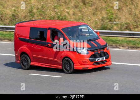 2016 rosso Ford Transit Custom 270 Eco-Tech, pulmino a pannelli LCV; auto in movimento, in movimento, Viaggiando sull'autostrada M6, Regno Unito Foto Stock