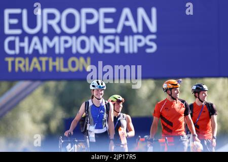 Monaco, Germania. 14th ago, 2022. Campionati europei, Triathlon, Relay, Mixed, al Parco Olimpico. TEAM NETHERLANDS - Donald HILLEBREGT, Rani SKRABANJA, Victor GOENÉm Barbara DE KONING Credit: Jean-Marc Wiesner/dpa/Alamy Live News Foto Stock