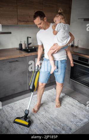 Aspirapolvere su un pavimento in parquet leggero Foto stock - Alamy