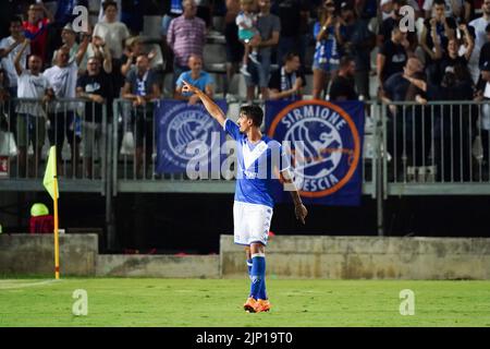 Stadio Mario Rigamonti, Brescia, Italia, 14 agosto 2022, Emanuele Ndoj (Brescia FC) celebra il suo gol durante Brescia Calcio vs FC Sudtirol - Ital Foto Stock