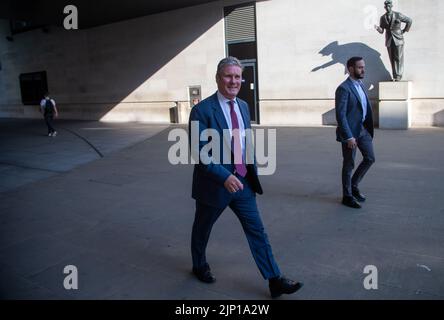 Londra, Inghilterra, Regno Unito. 15th ago, 2022. KEIR STARMER, leader del partito laburista, è visto fuori dalla BBC Broadcasting House dopo essere comparso sullo spettacolo della colazione. (Credit Image: © Tayfun Salci/ZUMA Press Wire) Credit: ZUMA Press, Inc./Alamy Live News Foto Stock