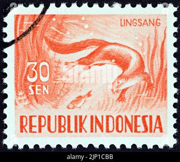INDONESIA - CIRCA 1956: Un francobollo stampato in Indonesia presenta lontre lisce (Lutrogale perspicillata), circa 1956. Foto Stock