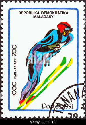 MADAGASCAR - CIRCA 1991: Un francobollo stampato in Madagascar dal numero 'Giochi Olimpici invernali, Albertville' del 2nd mostra Ski Jumping, circa 1991. Foto Stock