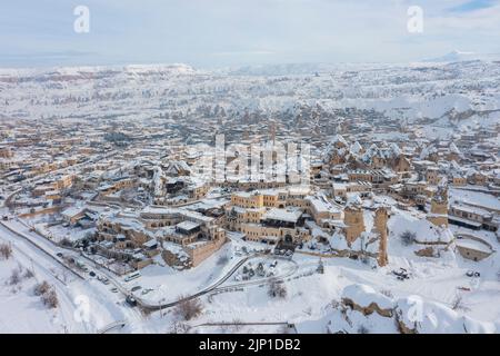 Pigeon Valley e Cave città di Goreme durante il periodo invernale. Cappadocia, Turchia. Museo all'aperto, parco nazionale Goreme. Paesaggio paradisiaco Foto Stock