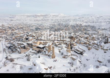 Pigeon Valley e Cave città di Goreme durante il periodo invernale. Cappadocia, Turchia. Museo all'aperto, parco nazionale Goreme. Paesaggio paradisiaco Foto Stock