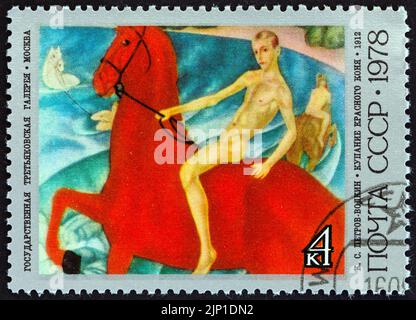 URSS - CIRCA 1978: Un francobollo stampato in URSS dal '100th ° anniversario della nascita di Kuzma Petrov-Vodkin' numero mostra bagno di Cavallo Rosso, 1912. Foto Stock