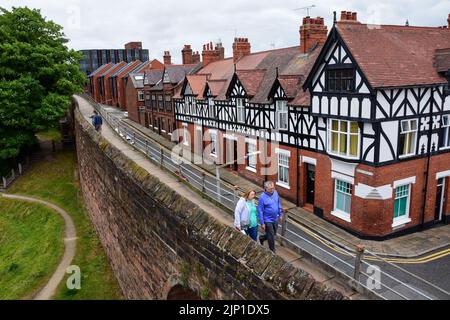 Chester, Regno Unito: 3 luglio 2022: I turisti godono di una passeggiata lungo le mura romane della città di Chester Foto Stock