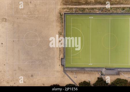 L'erba arroccata circonda l'erba artificiale al St Nicholas' Park di Warwick, mentre il Regno Unito si inneggia per tre giorni di pioggia e avvertenze meteorologiche gialle. Data immagine: Lunedì 15 agosto 2022. Foto Stock