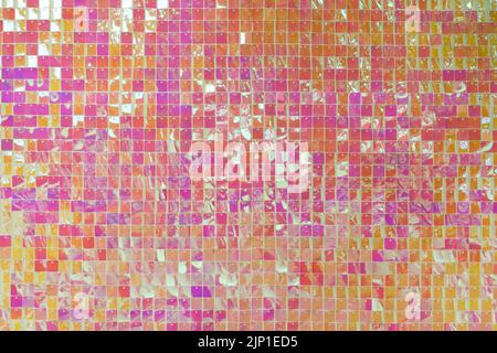 Foglio rosa sfondo astratto. Superficie color pastello che splana al sole. Moda, vacanza, estetica 80s 90s, concetto di festa. Foto di alta qualità Foto Stock