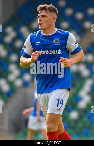 Ethan Devine in azione - Linfield Vs Portadown, Windsor Park Belfast, domenica 14th agosto 2022 Foto Stock