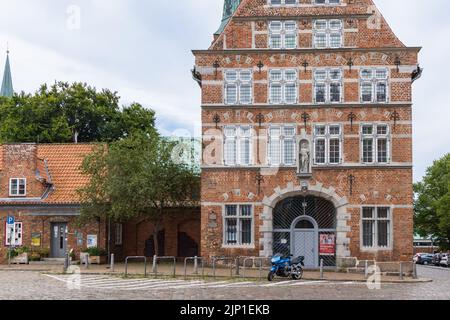 Lubecca, Germania - 30 luglio 2022: Paesaggio urbano con antico edificio a Lubecca, nello schleswig-holstein, nel nord della Germania Foto Stock