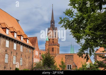 Lubecca, Germania - 30 luglio 2022: Paesaggio urbano con antica chiesa a Lubecca, nello schleswig-holstein, nel nord della Germania Foto Stock