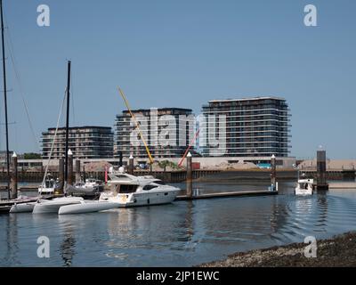 Breskens, Paesi Bassi, 18 luglio 2022, appartamenti di lusso di nuova costruzione dietro il porto della città di Breskens Foto Stock