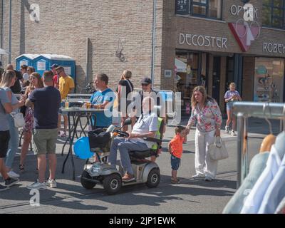 Sint Gillis WAAS, Belgio 06 agosto 2022, vecchio uomo grigio felice nel suo scoot mobile Foto Stock