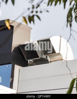 Condotti dell'aria sul tetto di un edificio Foto Stock