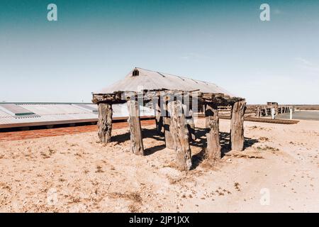 Vecchie costruzioni abbandonate nel paesaggio desertico dell'Outback Australia Foto Stock