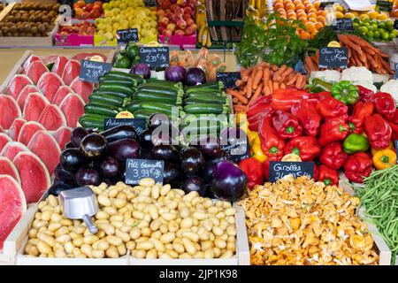 Bancarella di ortaggi nel mercato di Sanary-sur-mer, Foto Stock