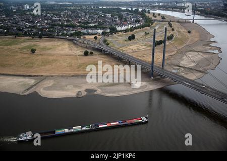 Duesseldorf, Germania. 15th ago, 2022. Una nave da carico sta navigando sul Reno. A causa della siccità in corso, il livello del Reno ha raggiunto un livello basso. Il livello del Reno vicino Colonia era di 76 centimetri (basso: 69 centimetri). In Düsseldorf, sono stati misurati 34 centimetri (23 centimetri). Per i prossimi giorni, si prevede un ulteriore calo dei livelli dell'acqua. Credit: Federico Gambarini/dpa/Alamy Live News Foto Stock