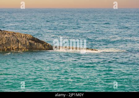 mare con rocce con spazio aperto e spazio copia Foto Stock