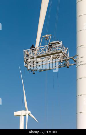 Manutenzione dell'elica di una turbina eolica Foto Stock