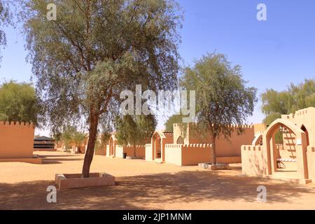 Campeggio in stile beduino accanto ad una enorme duna di sabbia nel deserto di Wahiba Sands in Oman. Foto Stock