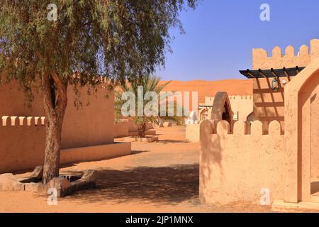 Campeggio in stile beduino accanto ad una enorme duna di sabbia nel deserto di Wahiba Sands in Oman. Foto Stock