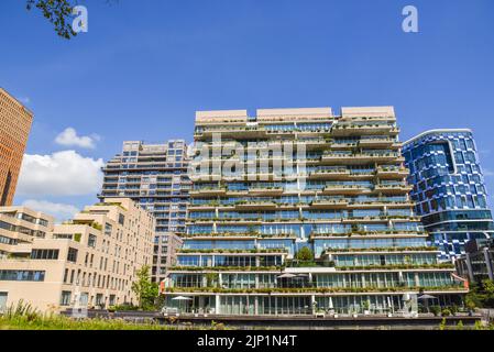 Amsterdam, Paesi Bassi. Agosto 2022. Architettura moderna ad Amsterdam, sull'asse Sud. Foto di alta qualità Foto Stock