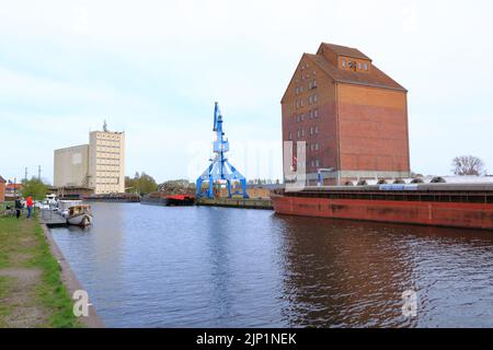 Aprile 30 2022 - Anklam in Germania: Piccolo porto industriale in un giorno clown Foto Stock