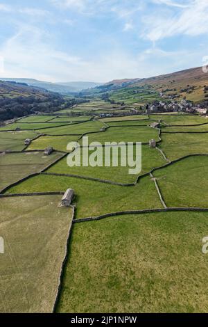 vista panoramica verticale elevata dei campi di patchwork e dei tradizionali fienili di pietra a lato del fucile nella zona settentrionale dello yorkshire Foto Stock