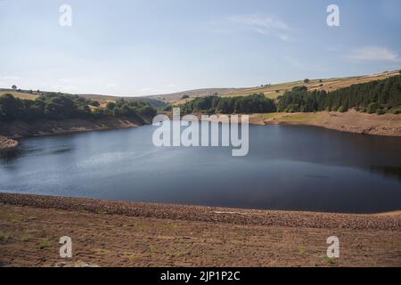 Bassi livelli d'acqua al Digley Reservoir nello Yorkshire occidentale durante l'onda di caldo di agosto, 2022 Foto Stock