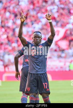 Monaco, Germania. 14th agosto, 2022. Sadio Mane (FCB 17) celebra il suo obiettivo fuori-gioco, felice, ridere, celebrazione, nella partita FC BAYERN München - VFL WOLFSBURG 2-0 1.German Football League il 14 agosto 2022 a Monaco di Baviera, Germania. Stagione 2022/2023, giorno 2, 1.Bundesliga, FCB, München, 2.Spieltag © Peter Schatz / Alamy Live News - LE NORMATIVE DFL VIETANO L'USO DELLE FOTOGRAFIE come SEQUENZE DI IMMAGINI e/o QUASI-VIDEO - Foto Stock