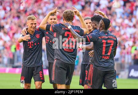 Monaco, Germania. 14th agosto, 2022. Thomas MUELLER, Müller, FCB 25 celebra il suo obiettivo, felice, ridere, celebrazione, 2-0 con Joshua KIMMICH, FCB 6 Sadio Mane (FCB 17) Lucas HERNANDEZ (FCB 21) nella partita FC BAYERN München - VFL WOLFSBURG 2-0 1.German Football League il 14 agosto 2022 a Monaco di Baviera, Germania. Stagione 2022/2023, giorno 2, 1.Bundesliga, FCB, München, 2.Spieltag © Peter Schatz / Alamy Live News - LE NORMATIVE DFL VIETANO L'USO DELLE FOTOGRAFIE come SEQUENZE DI IMMAGINI e/o QUASI-VIDEO - Foto Stock